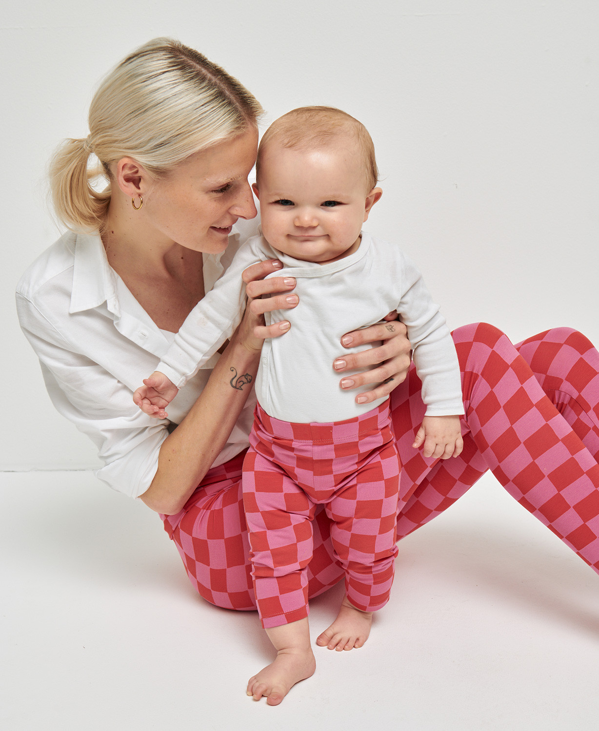 Mama/Kind-Leggings-Duo mit Karomuster. Coole und stylische Leggings