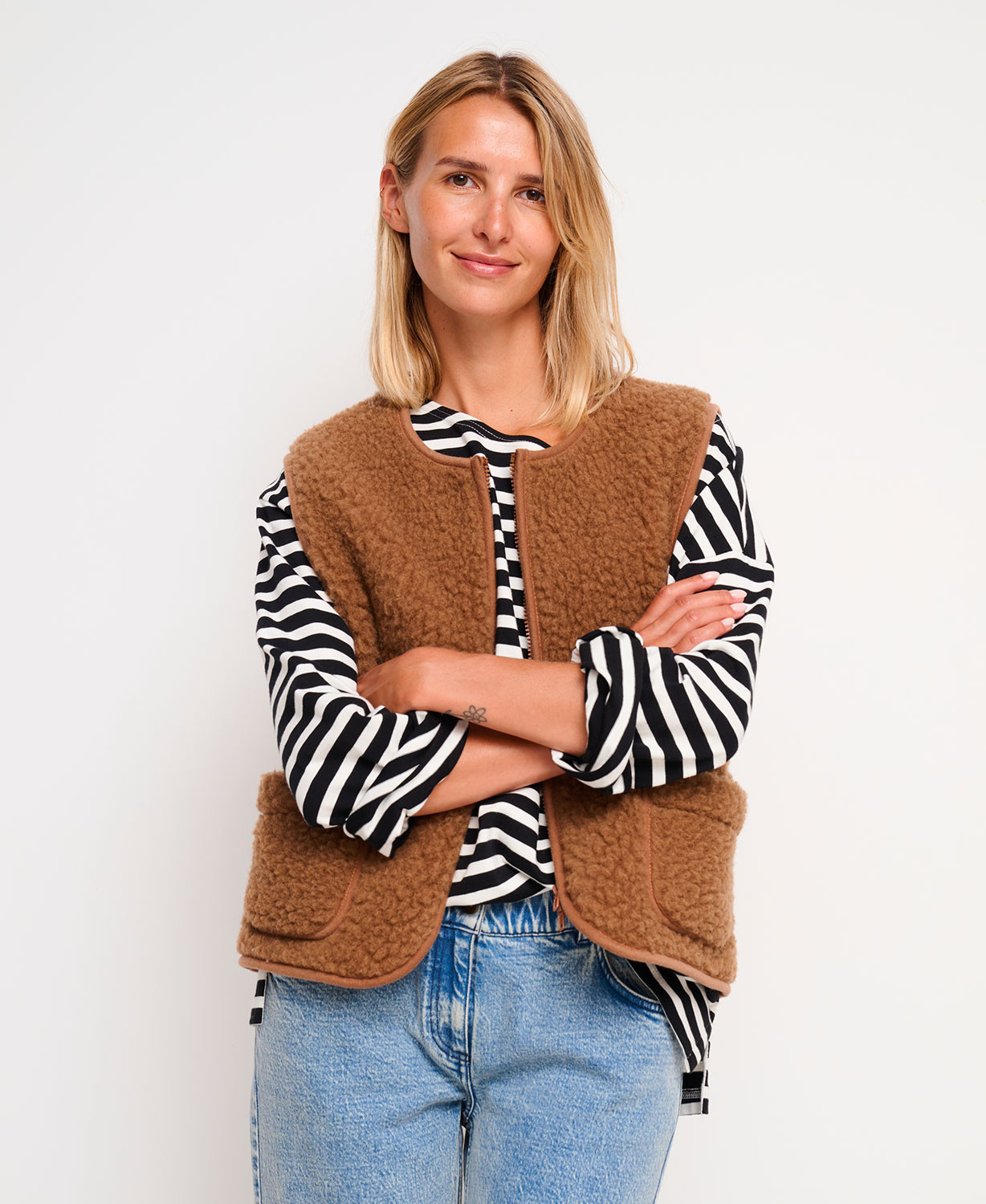 Alma ärmellose braune Woll-Umstandsjacke